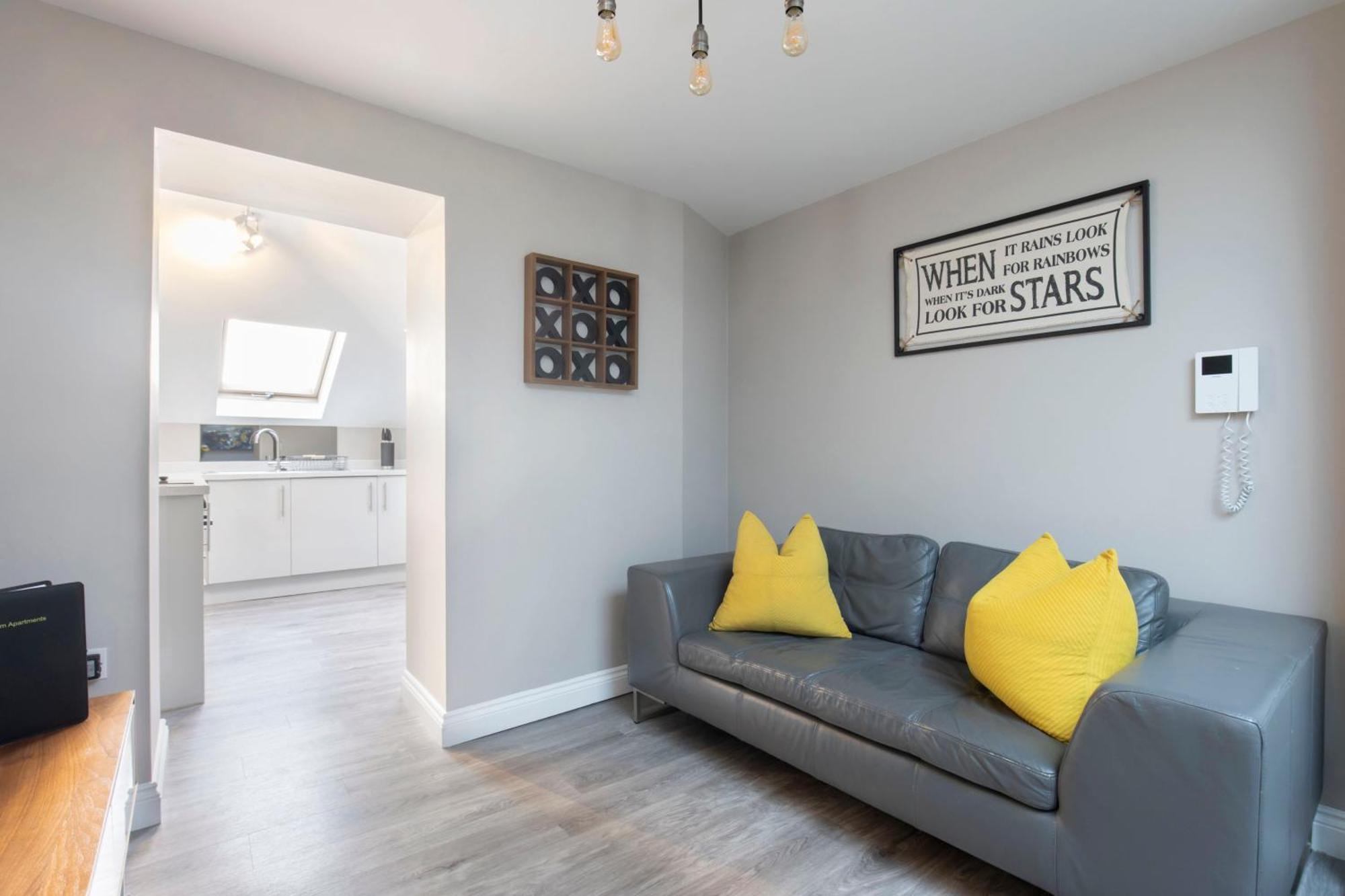 Elliot Oliver - Modern 2 Bedroom Town Centre Apartment Cheltenham Bagian luar foto
