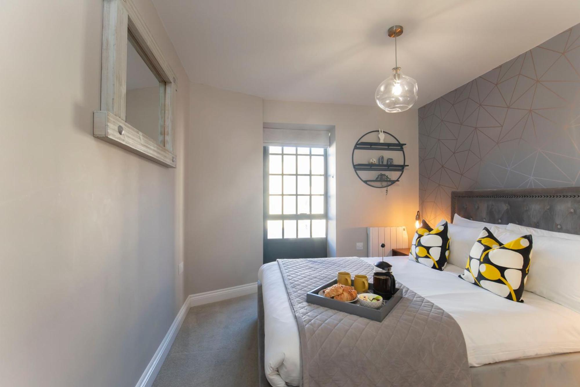 Elliot Oliver - Modern 2 Bedroom Town Centre Apartment Cheltenham Bagian luar foto