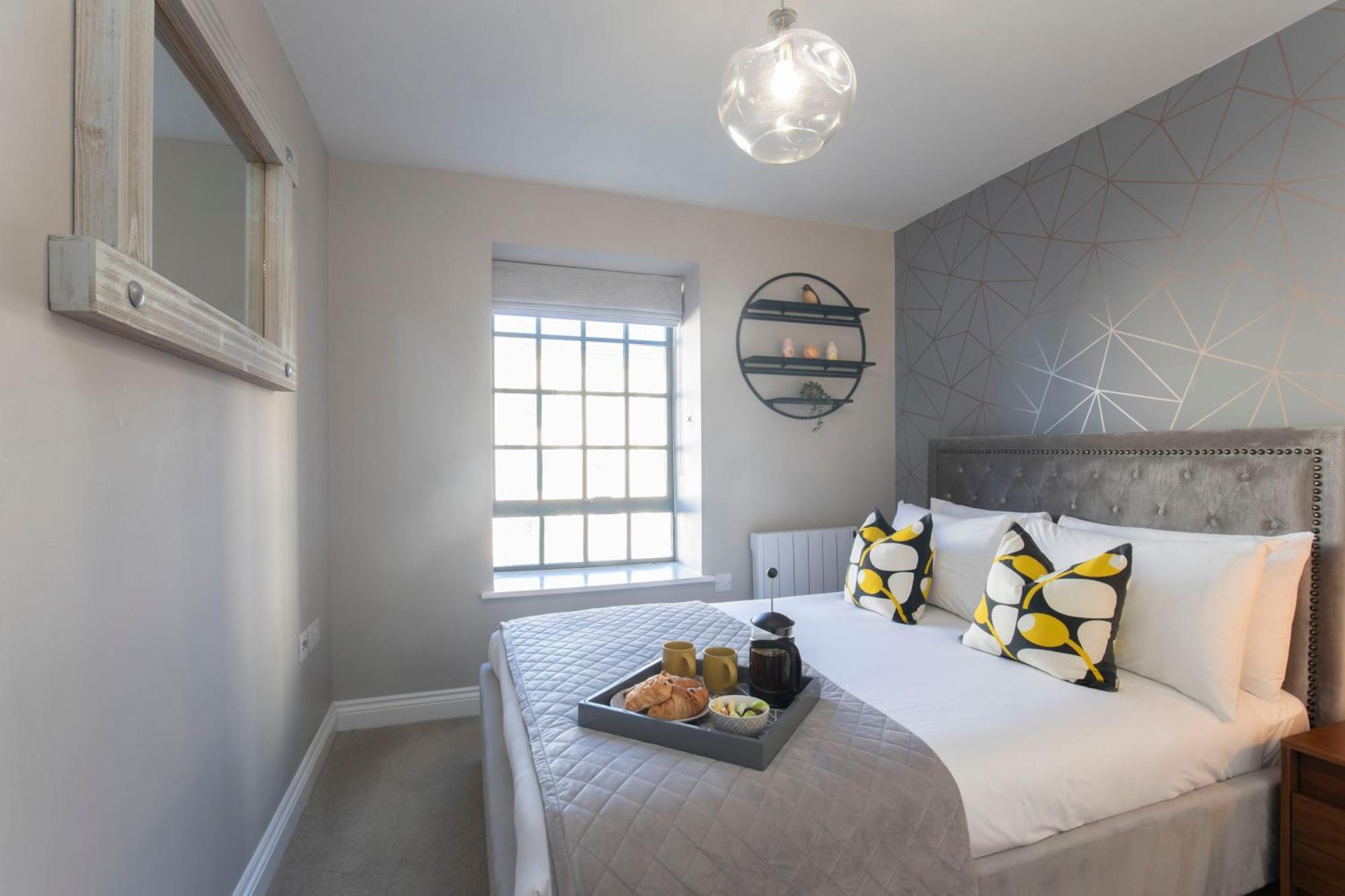 Elliot Oliver - Modern 2 Bedroom Town Centre Apartment Cheltenham Bagian luar foto