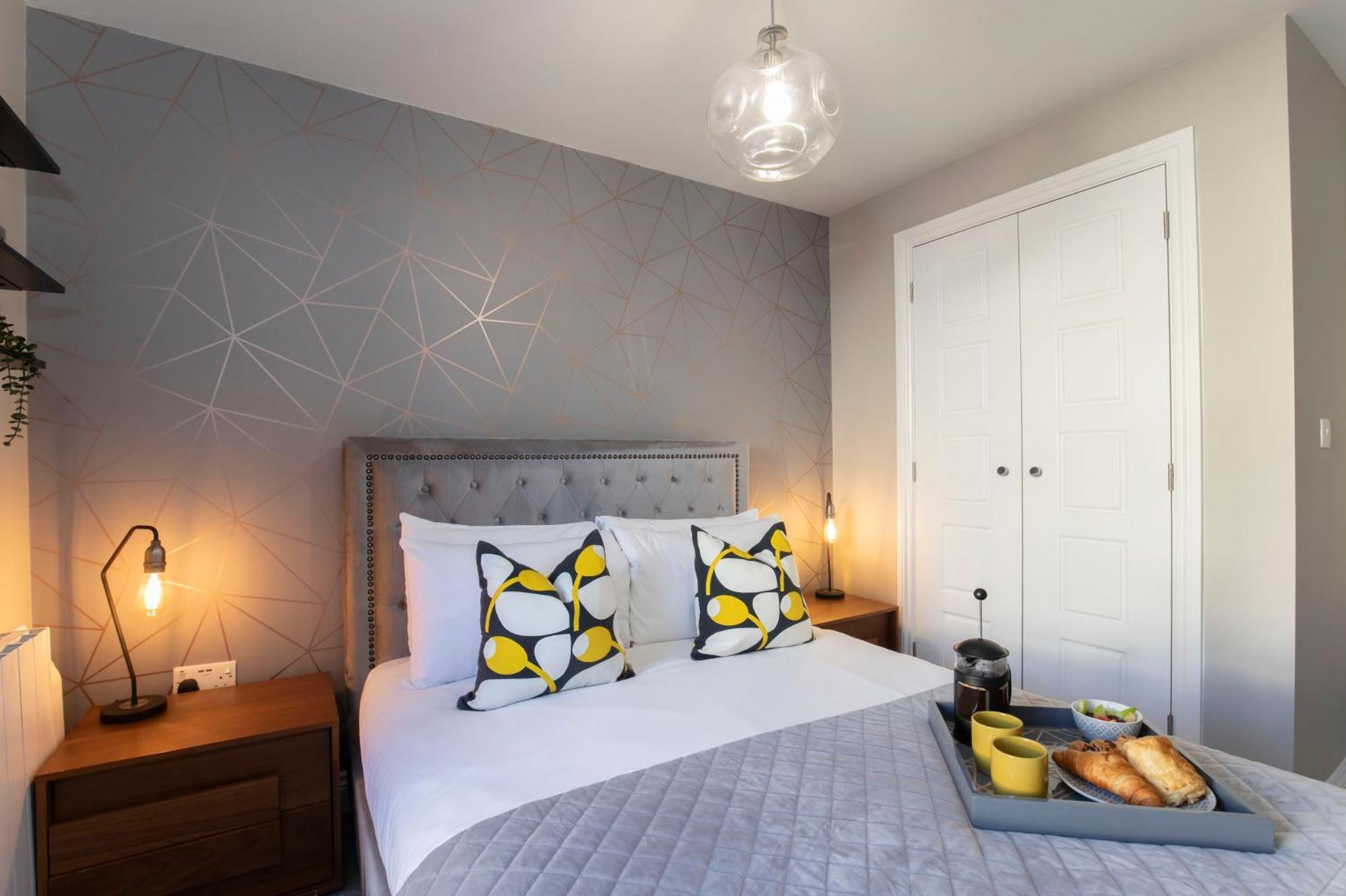 Elliot Oliver - Modern 2 Bedroom Town Centre Apartment Cheltenham Bagian luar foto